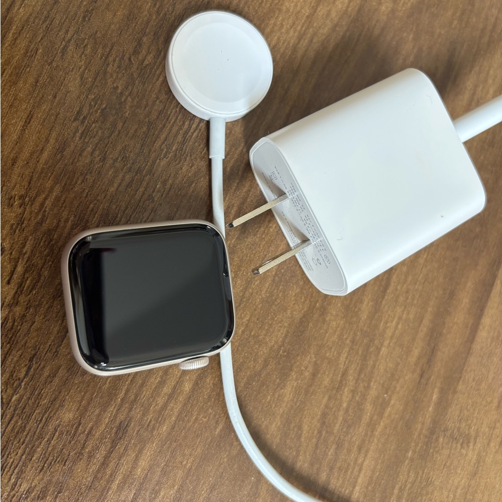 Apple Watch SE with Charger